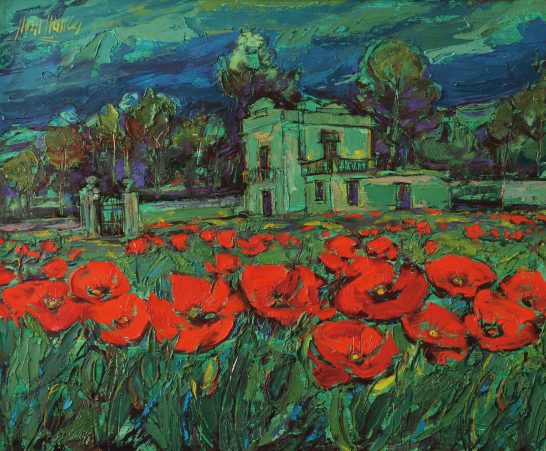 Campo de amapolas rojas frente a una casa con un cielo oscuro y nublado.