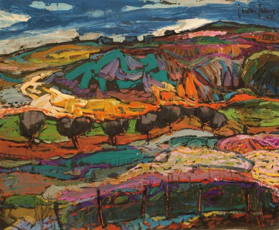 Paisaje colorido con colinas, senderos sinuosos y árboles en un día nublado.