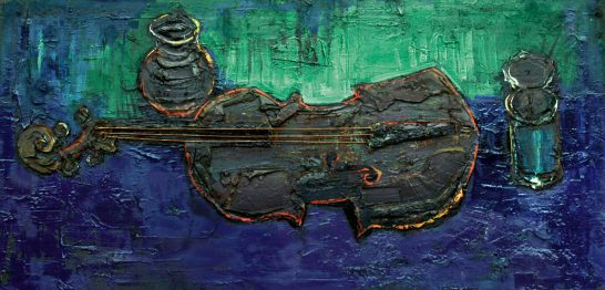 Violonchelo en un fondo abstracto, con una figura humana de pie a un lado.