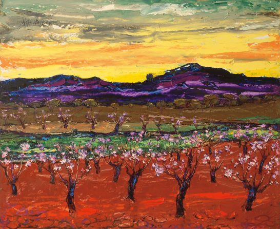 Paisaje vibrante con viñedos y montañas al atardecer, tonos cálidos y colores intensos.