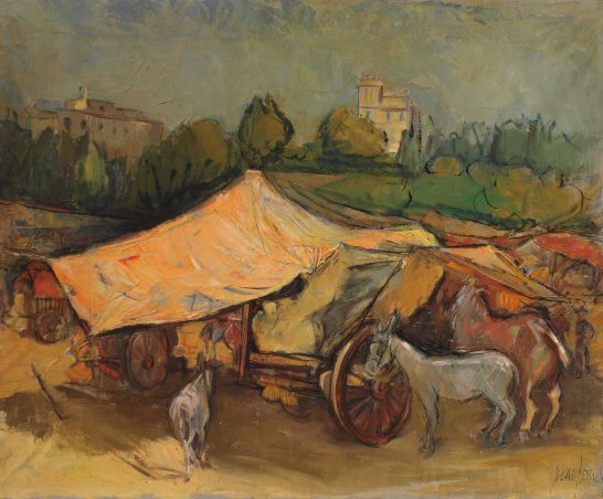 Carro cubierto con una lona, junto a caballos y un paisaje rural.