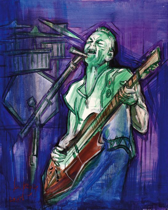 Músico tocando una guitarra mientras canta y toca una armónica en un fondo colorido.