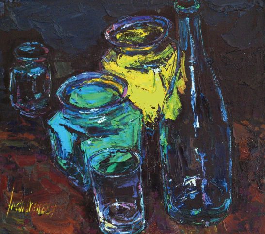 Botellas y vasos de vidrio en un fondo oscuro, con colores vibrantes y texturas visibles.
