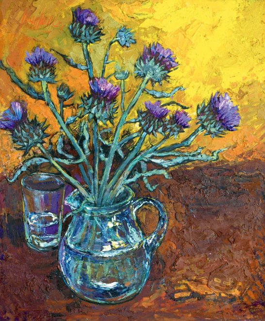 Ramo de flores moradas en un jarrón azul sobre un fondo amarillo y marrón.