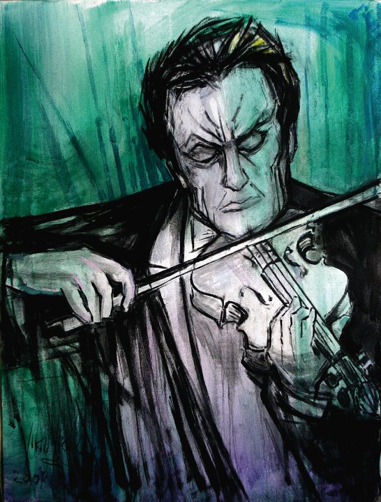 Hombre tocando el violín con expresión intensa, fondo abstracto en tonos verdes.