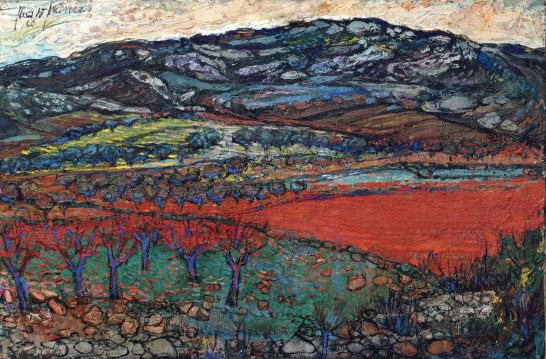 Paisaje montañoso con campos rojos y verdes, árboles frutales y cielo nublado.