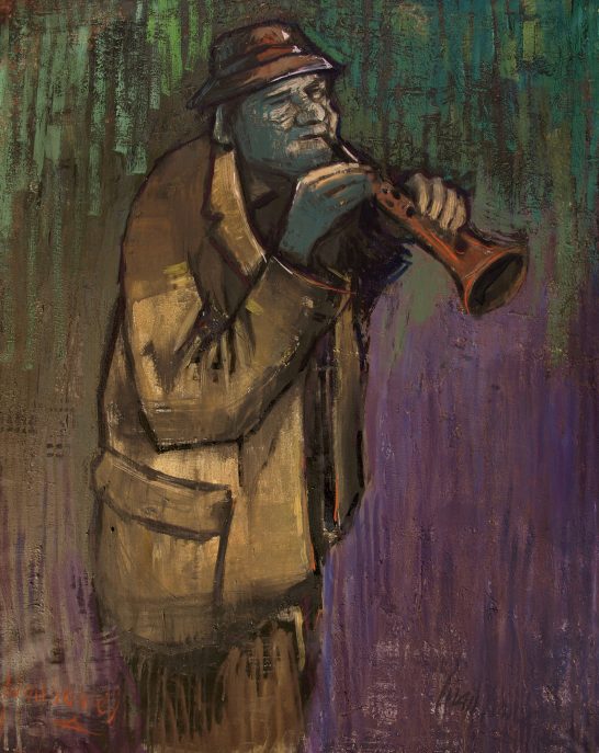 Hombre tocando un saxofón con un sombrero, fondo abstracto de colores vivos.