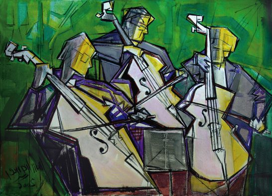 Tres músicos tocando contrabajos sobre un fondo verde abstracto.