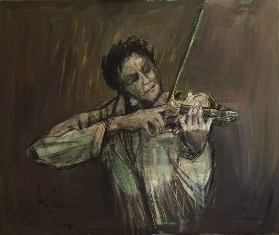 Músico tocando el violín, vestido con ropas oscuras, en un entorno abstracto.