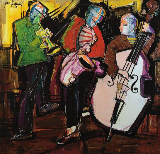 Tres músicos en un ambiente vibrante, tocando trompeta, saxofón y contrabajo.