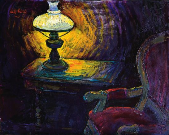 Lámpara sobre una mesa junto a una silla roja en un entorno oscuro y abstracto.