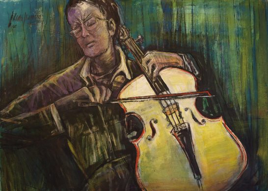Mujer tocando un violonchelo con expresión concentrada, fondo abstracto en tonos verdes.
