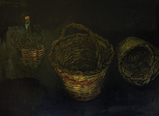 Tres cestas de mimbre sobre un fondo oscuro, con una botella en la cesta de la izquierda.