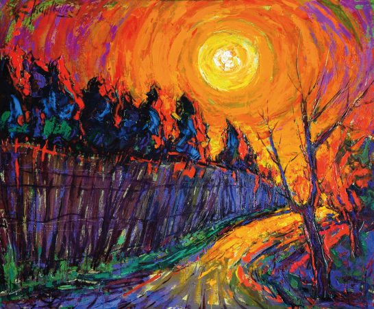 Atardecer vibrante con un sol radiante sobre un camino flanqueado por árboles.