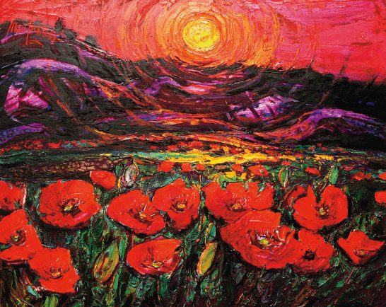 Campo de amapolas rojas bajo un cielo anaranjado al atardecer, con montañas al fondo.