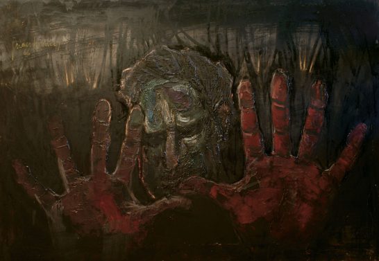 Manos ensangrentadas presionan contra una superficie oscura, con un rostro distorsionado al fondo.
