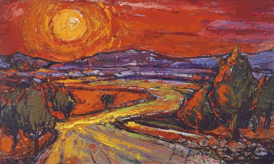 Paisaje con un camino serpenteante bajo un sol brillante y cielos anaranjados.