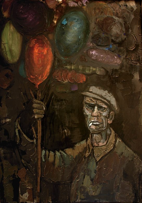 Hombre mayor sosteniendo globos de colores, con fondo oscuro y pinceladas abstractas.