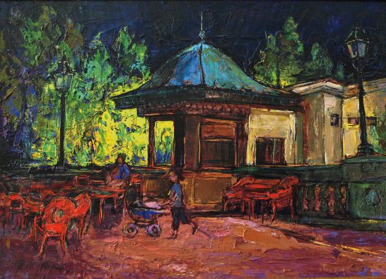 Escena nocturna con quiosco y personas en un parque iluminado.